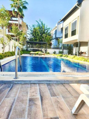 Eine wunderschöne Wohnung mit Pool und Garten